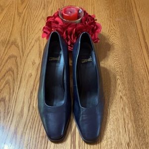 What’s What navy blue pumps good condition!